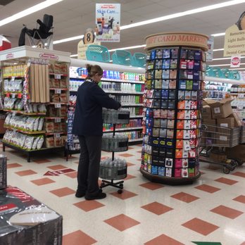 Market Basket - Employee with no mask on - Grocery Near Me - Littleton, Massachusetts