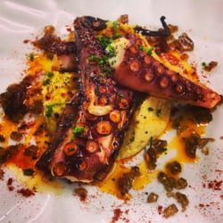 L'esportell del Bou - Pulpo a la brasa con humus de oliva y vermouth