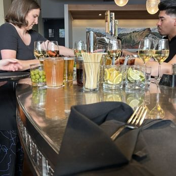 Southpark Seafood - The bar, slammed - Seafood Near Me - Portland, Oregon