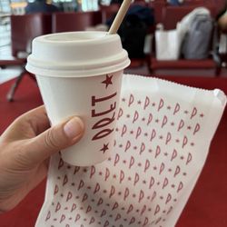 Prêt à Manger - Pret makes the best flat white coffee. Les croissants et les sandwiches sont aussi pas mal.