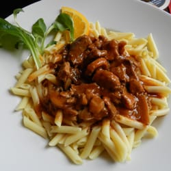 Restaurant "Makkaroni" - Makkaroni-Chips mit Gulasch und Champignons