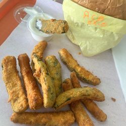 Star Burgers - Avocado cheeseburgers with zucchini's