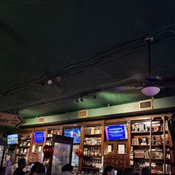 Mccabes Irish Pub - Beautiful bar!