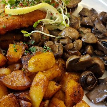 Ratskeller - Schnitzel mit Bratkartoffeln und Champignons - German Near Me - Quedlinburg, ST Ratskeller - Schnitzel mit Bratkartoffeln und Champignons - German Near Me - Quedlinburg, ST