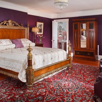 Abbeymoore Manor Bed & Breakfast - Master Bedroom - Bed & Breakfast Near Me - Victoria, British Columbia Abbeymoore Manor Bed & Breakfast - Master Bedroom - Bed & Breakfast Near Me - Victoria, British Columbia