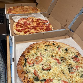 Pazzo's Pizzeria - Cheese pizza Pepperoni pizza Figioli pizza - Italian Near Me - Vail, Colorado