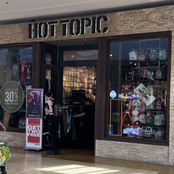 Hot Topic - Had to push and shove just to get OUT. Crazy busy. - Accessories Near Me - Palm Desert, California