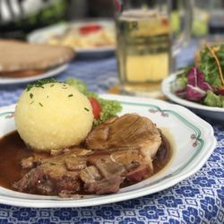 Aumühle - Schweinebraten mit Kartoffelkloß und Salat
