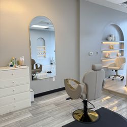 Baha Beauty Bar - Working station