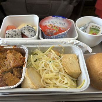 國泰航空 - Economy Chow Mein w/ Chicken Rendang Meal (HKG-KUL) - Airlines Near Me - Hong Kong, HK 國泰航空 - Economy Chow Mein w/ Chicken Rendang Meal (HKG-KUL) - Airlines Near Me - Hong Kong, HK