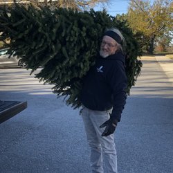 Brick's Garden Exchange - Shaun Murray, owner and Christmas tree loader extraordinaire!