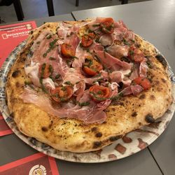 Acqua e Farina - They made a special pizza for our friend who couldn't eat dairy!