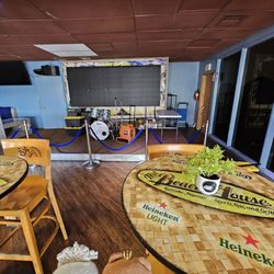 Uncle Glenn's Hawaiian Food - A stage for live music!