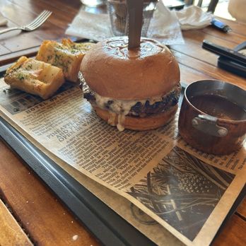 Farmhouse Cafe - Gourmet burger - Breakfast & Brunch Near Me - Honolulu, Hawaii