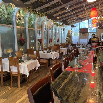 Baci Bistro - Clean & festive inside with good table spacing - Italian Near Me - Kailua, Hawaii