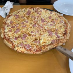 Titanic Pizzeria - Hawaiian Pizza