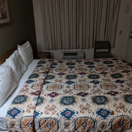 Basic and affordable room, I wish there were more like these!