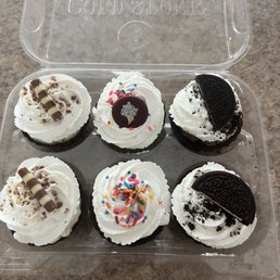 six cupcakes in a plastic container six cupcakes in a plastic container