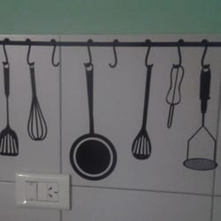 Whamm - Vinilo decorativo en los azulejos que simulan ser utensilios para cocinar. Originales y divertidos.