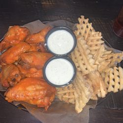 Walk-On’s Sports Bistreaux - Hot wings and tatters