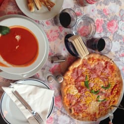 Trattoria Castel Nuovo - Unser Menü- ich hab mich diesmal zurückgehalten nur mit eine Süpp` die Fleischdominierte Pizza gehört meinem Lebensgefährten haha :)
