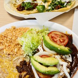 La Gloria Restaurant & Desserts - Tacos al pastor y enmoladas