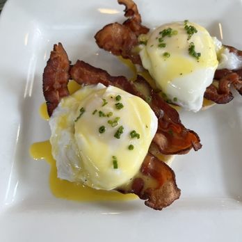Cafe This Way - Eggs Benedict with crispy bacon. - New American Near Me - Bar Harbor, Maine Cafe This Way - Eggs Benedict with crispy bacon. - New American Near Me - Bar Harbor, Maine