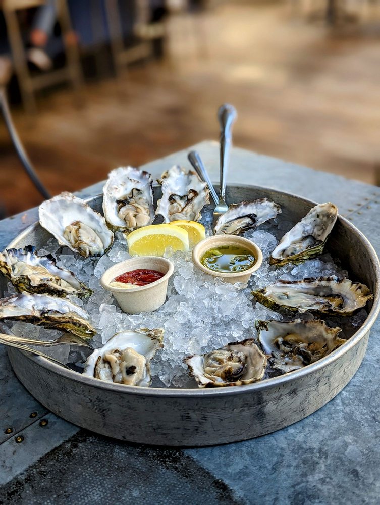 EMC Seafood & Raw Bar - Woodland Hills