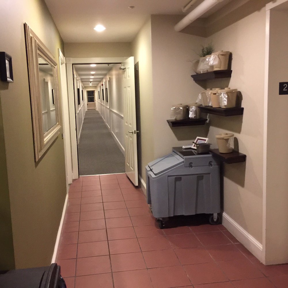 Pilgrim House - Hallway to rooms near bathroom - Hotels Near Me - Provincetown, Massachusetts Pilgrim House - Hallway to rooms near bathroom - Hotels Near Me - Provincetown, Massachusetts
