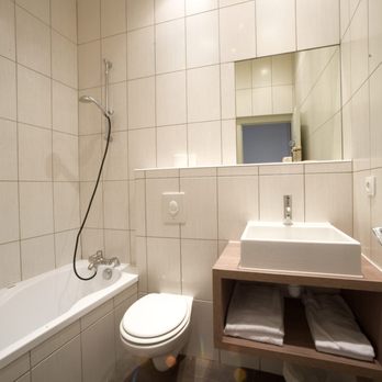 Hotelo - Une des deux chambres avec bain - Hotels Near Me - Lyon, 69
