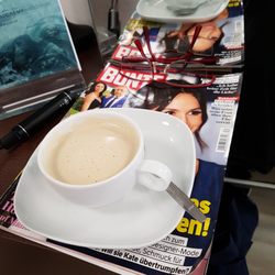 Cut 4 you - Typisch. . ICH . beim Friseur: Kaffee, Power Box, und BUNTE.