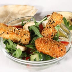 Fatoush - Hausgemachter Hummos mit Sesam-Halloumi-Sticks und arabischem Fladenbrot