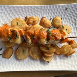 La Puerta Verde - Hähnchenspieß mit Mojo-Sauce auf Bratkartoffeln
