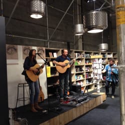 Boekenbeurs - Op nocturnes zijn er vaak optredens en recepties - hier optreden bij Confituur