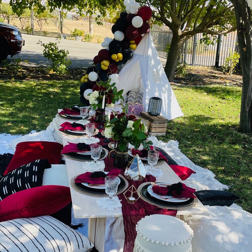 Pic R Picnic - Mesmerizing picnic table and teepee with balloon garland. - Party & Event Planning Near Me Pic R Picnic - Mesmerizing picnic table and teepee with balloon garland. - Party & Event Planning Near Me