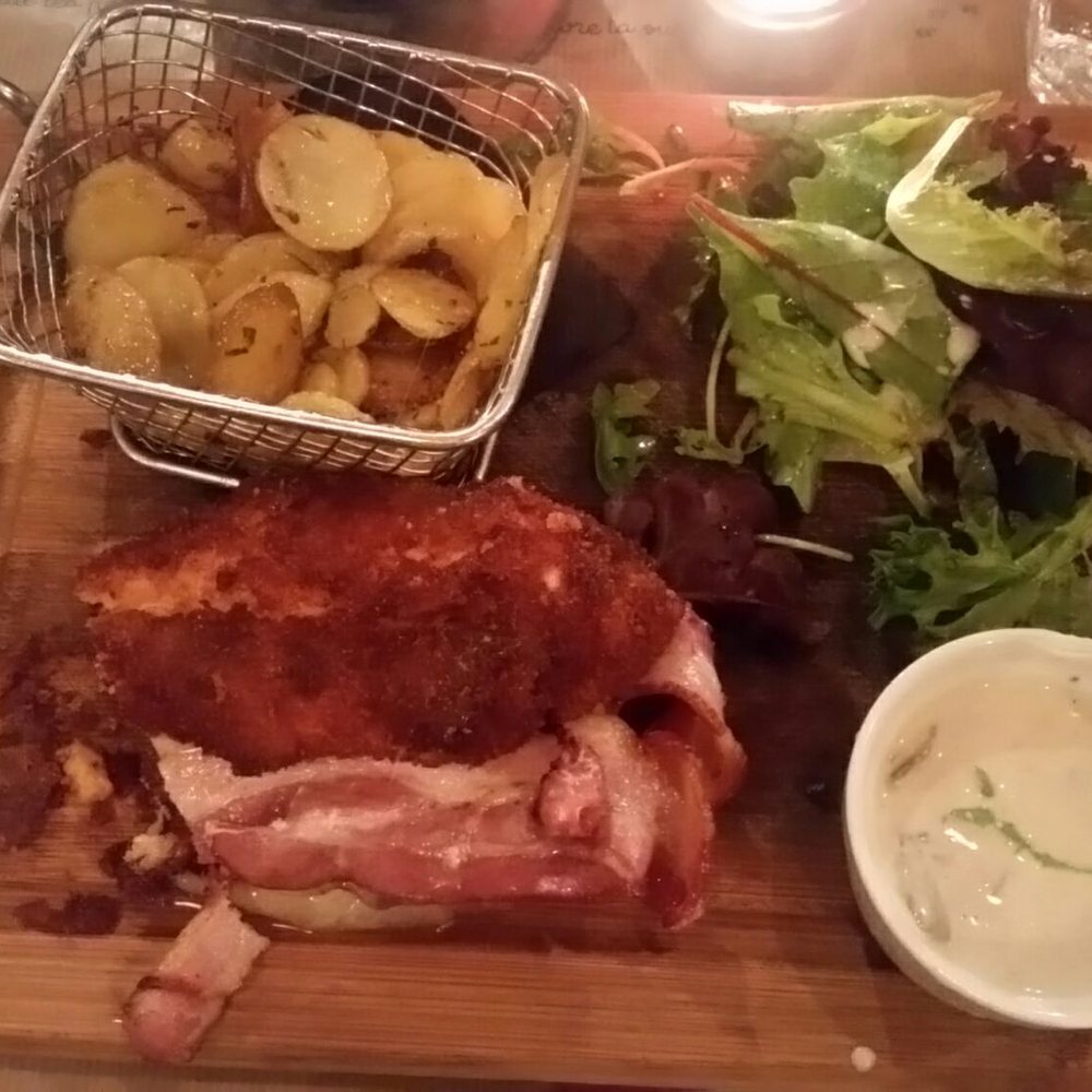 Les Fils à Maman - Chicken Cordon bleu, with fried potatoes - French Near Me - Paris, 75 Les Fils à Maman - Chicken Cordon bleu, with fried potatoes - French Near Me - Paris, 75