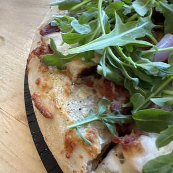 Pacific Pizza & Brew - 10" Spicy Chicken Alfredo - gluten free (close up) Look at that crust! - Pizza Near Me - Bend, Oregon