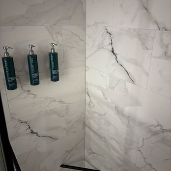 DoubleTree by Hilton Dayton Fairborn - Shower with foot step to shave your legs! - Hotels Near Me - Fairborn, Ohio