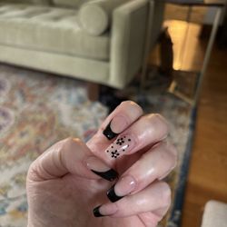 American Nail Bar - Acrylic nails, black French tip, flower art