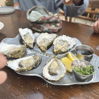 Las Tres Vírgenes - Fresh Baja oysters - American Near Me - La Paz, BCS Las Tres Vírgenes - Fresh Baja oysters - American Near Me - La Paz, BCS