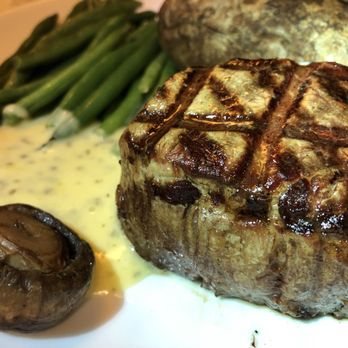 Cafe Escadrille - Petit filet mignon medium rare with Bernadine sauce - delicious - New American Near Me - Burlington, Massachusetts