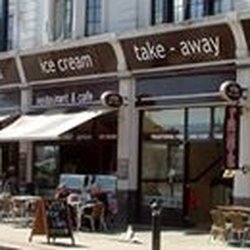 Cafe Vita - ..the wide front of Cafe Vita