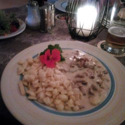 Zum Alten Wirt - Lendchen mit Champignons  und Spätzle ! Lecker und schöne Deko.