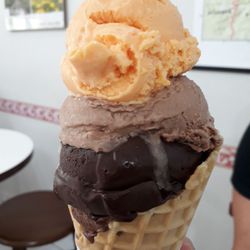 Sorveteria Italiana Monte Pelmo - Fondente, chocolate sem lactose, perugino e papaya por cima