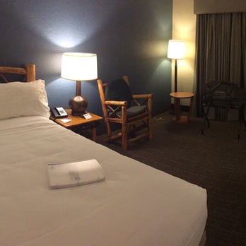Holiday Inn The Lodge at Big Bear Lake - Beautiful room with a fireplace. Newly renovated & so clean. Granite countertops! - Big Bear, CA