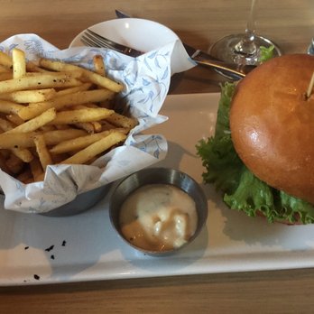 Earls Kitchen + Bar - Burger - Cocktail Bars Near Me - Plano, Texas