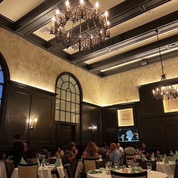 Gargiulo's - Dining room - Italian Near Me - Brooklyn, New York