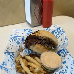 Classic double smash burger - IG @bougiefoodieboi