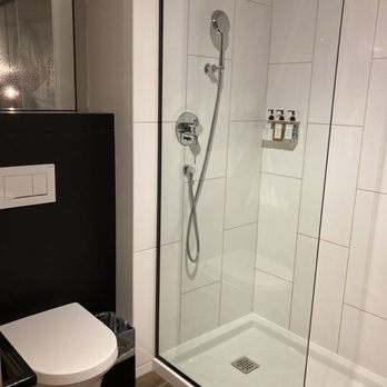Hôtel Escad Quartier DIX30 - Toilet and shower - Hotels Near Me - Brossard, Quebec Hôtel Escad Quartier DIX30 - Toilet and shower - Hotels Near Me - Brossard, Quebec