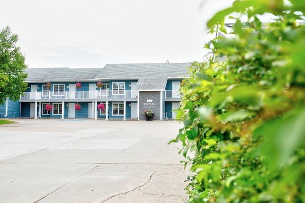 Royal Inn + Suites by null